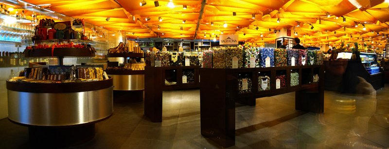 Rinascente Department Store,<br/>candy section of their food market .. 1652_3_5a