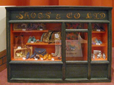 'La vetrina di scarpe'Artista: Adriana  Carugo .. C2359