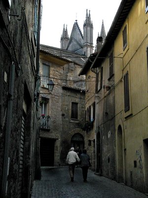 Walking in an ancient vicolo (alley) towards the  Duomo ..  A4903