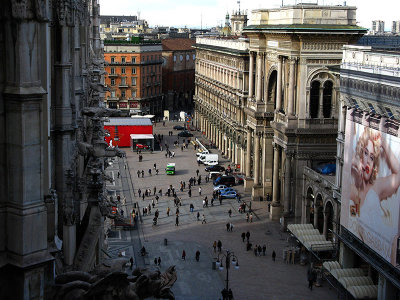 Looking towards the Galleria and Piazza del Duomo .. B0781