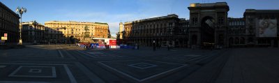 Piazza del Duomo, early morning .. 1353-6(2)