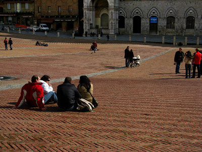 Relaxing on the Piazza del Campo .. S9188