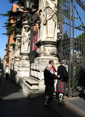 Scotsmen looking into the Palazzo Barbarini .. R9432