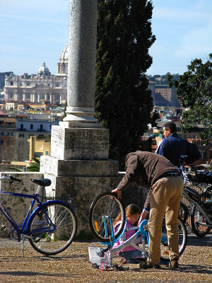 Bike adjustment on Il Pincio from Piazzale Napoleone  .. R9440