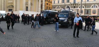 At Piazza del Popolo: Police and vans ready for any distubances .. R9462_1