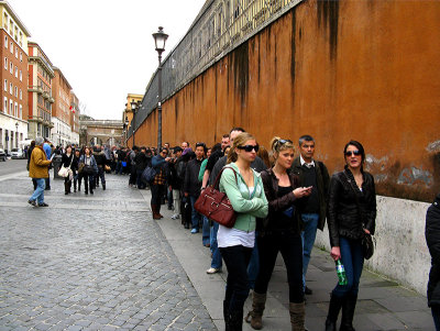 On via Bastioni di Michelangelo: In the queue to the Vatican Museum<br/> ..  R9463