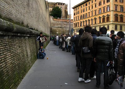 On via Bastioni di Michelangelo: In the queue to the Vatican Museum ..  R9469