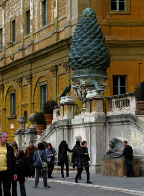 In the Cortile della Pigna, la Pigna .. R9474