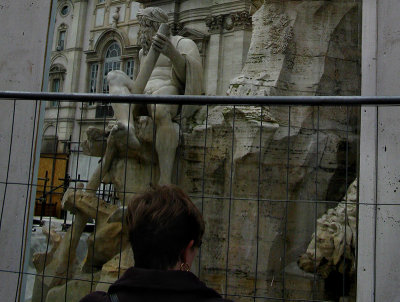 Looking through the barricade to the Fontana dei Quattro Fiumi ..  R9572cr