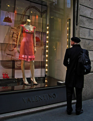 Window shopping at Valentino .. 1233