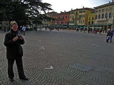 Tourist on Piazza Brà .. 2437