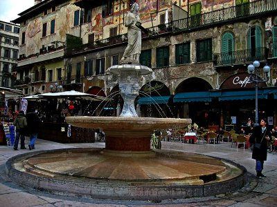 Fountain in Piazza delle Erbe .. 2446