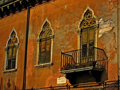 Facade on stradone San Fermo, closeup .. 2536
