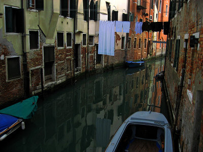 Laundry over the canal .. 2830