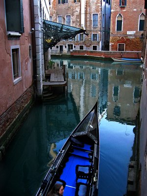 Coming to La Fenice Opera House gondola entrance .. 3132