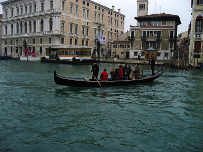 Getting across the Grand Canal in a traghetto .. 2663