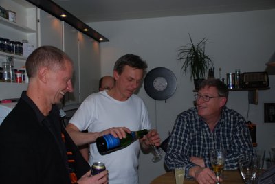 Lasse, Morgan och Dävbuk pimplar Champagne