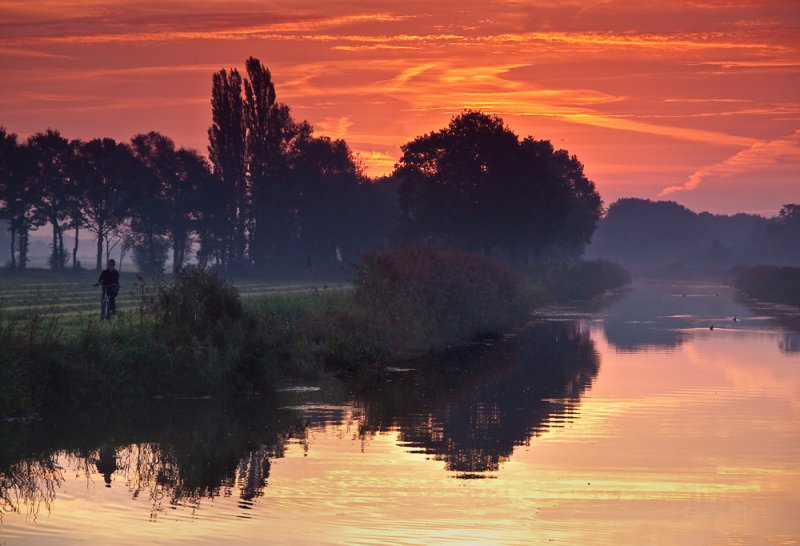 Fietser langs het kanaal