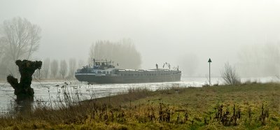 Binnenvaartschip op de IJssel