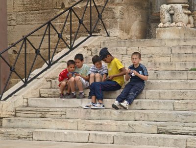 Saint Gilles kinderen op de trap van de abdijkerk