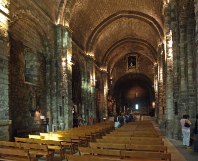 Saintes-Maries-de-la-Mer interieur kerk