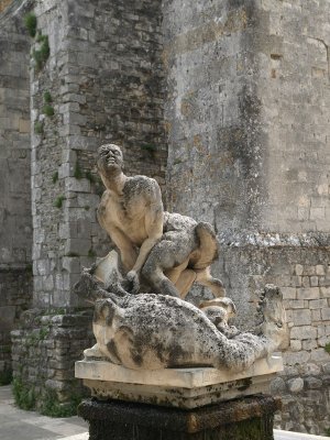 Fontaine-de-Vaucluse kerkje met beeld