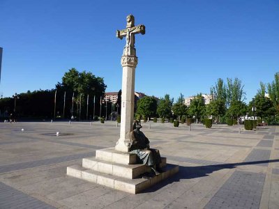 pilgrim statue outside parador san marcos, leon