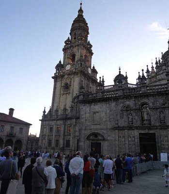 queues to enter holy door of santiago cathedral