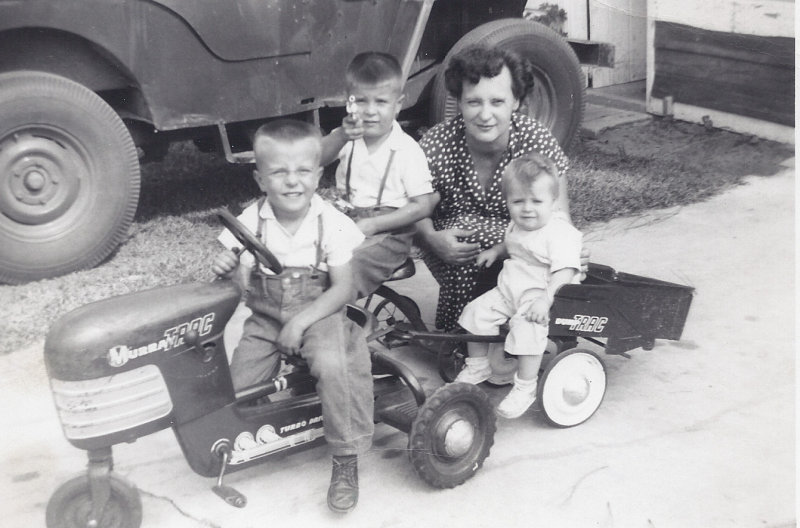Minnie with Terry, Billy, Sue Ellen / Nov 1955
