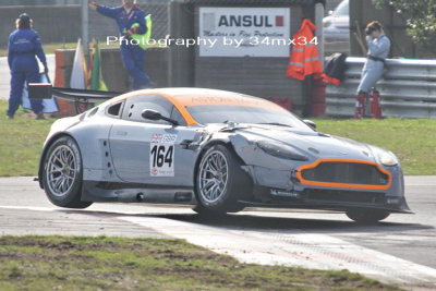 17 Aston Martin Vantage V 8