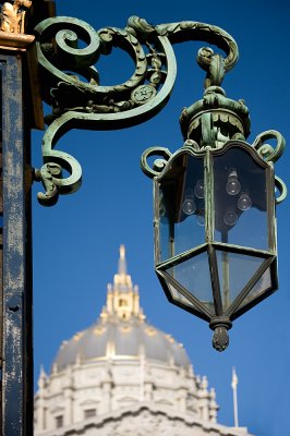 San Francisco - a lamp under the City Hall - un lampione sotto il municipio