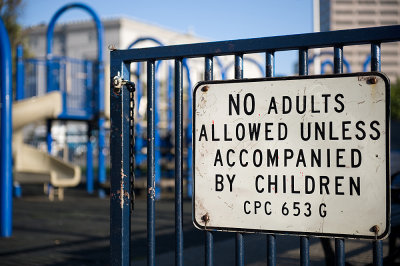 San Francisco - not allowed to the adults - vietato l'ingresso agli adulti non accompagnati dai bambini