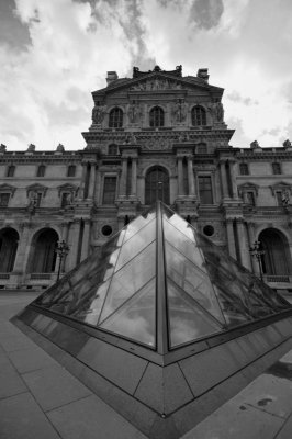 Louvre - Monochrome