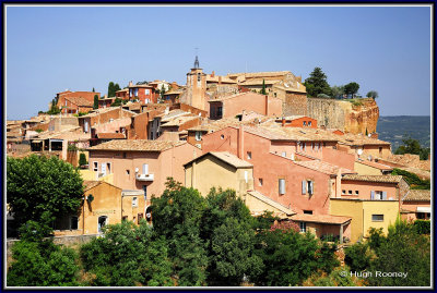 4241 - FRANCE - PROVENCE - ROUSSILLON - THE TOWN IS SET IN A DEEP GREEN PINE FOREST ON BRIGHT OCHRE HILLS - 2008.jpg