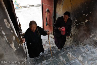 Tibetan Worshipers (Pelkor Chode Monastery)