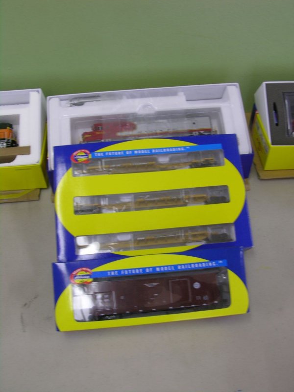 Raffle Prizes: Athearn BNSF Box and Trinity Triple-57 Spine Cars