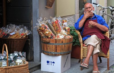 Cannobio: Vendor is waiting for customer