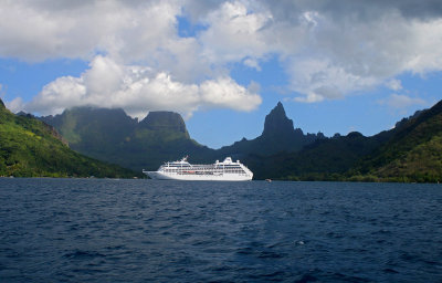 Cruise ship in Opanuhu Bay