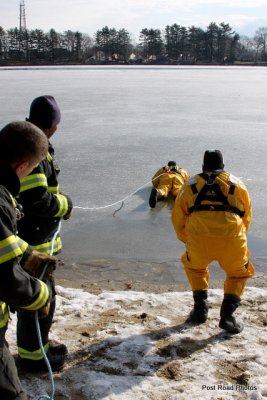 20080108_bridgeport_conn_fd_ice_rescue_training_lake_forest_DP_ 057.jpg