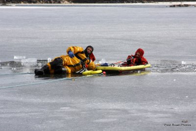 20080108_bridgeport_conn_fd_ice_rescue_training_lake_forest_DP_ 079.jpg