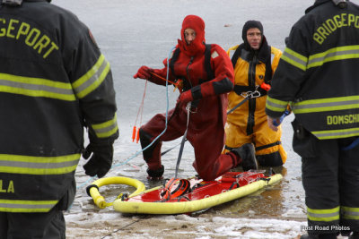 20080108_bridgeport_conn_fd_ice_rescue_training_lake_forest_DP_ 086.jpg