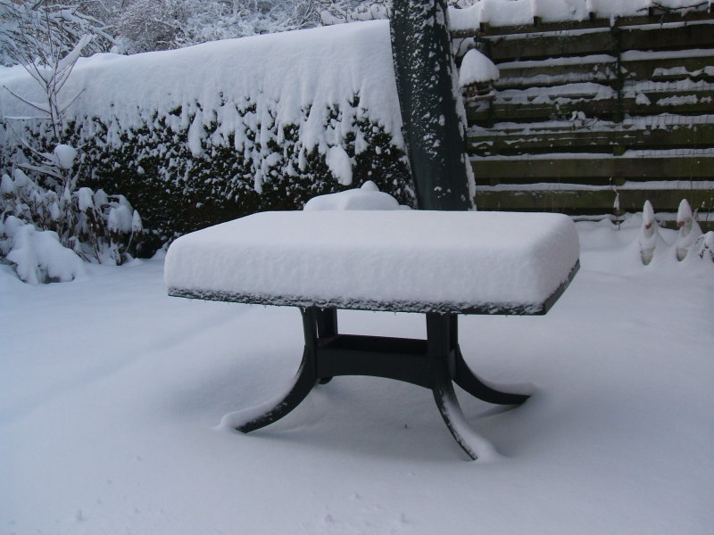 Sneeuw gedekte tuintafel