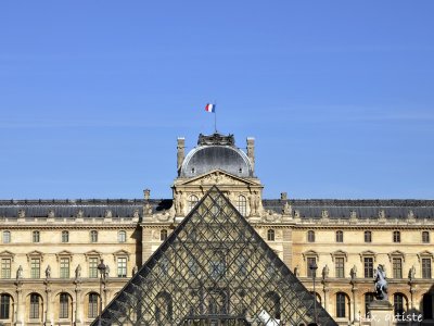 Louvre Pyramide 3.jpg
