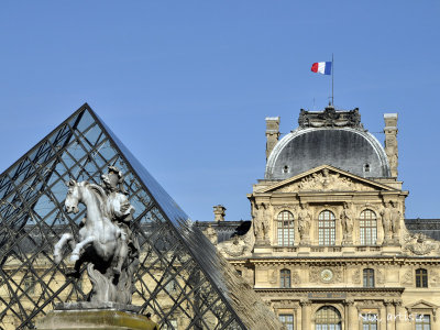 Louvre Pyramide Statue.jpg