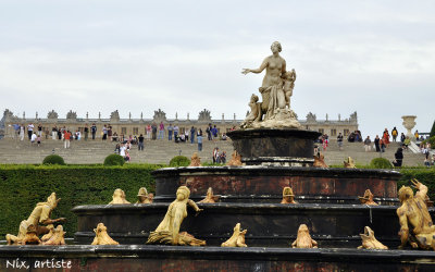 Versailles Fontaine Statue.jpg