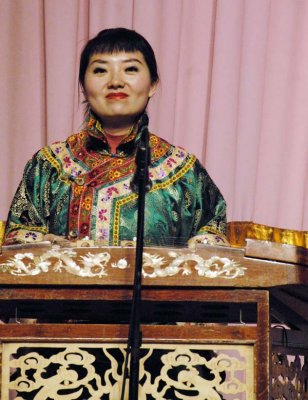 Yangqin Player 7136.jpg