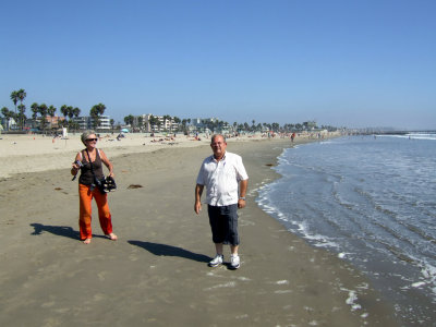 Venice Beach - enjoying the beach2.jpg