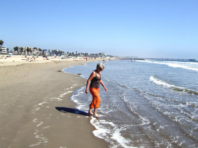 Venice Beach - la premiere fois que Maryse touche la Pacific.jpg