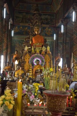 03 Wat Phomn - Buddha Statues.jpg