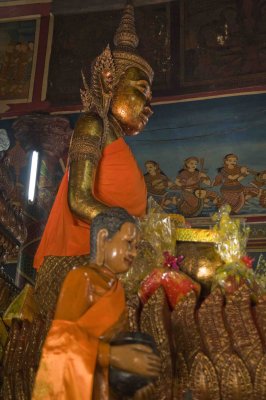 06 Wat Phomn - Buddha Statues.jpg
